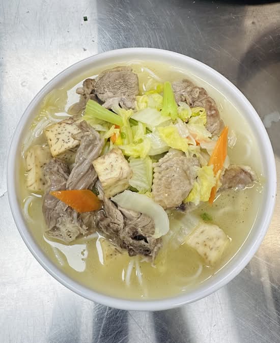 Rice noodle in stew duck and taro soup 芋鸭粉干
